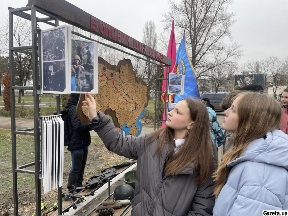 Учні столичної школи розглядають карту бойового шляху 65-ї бригади