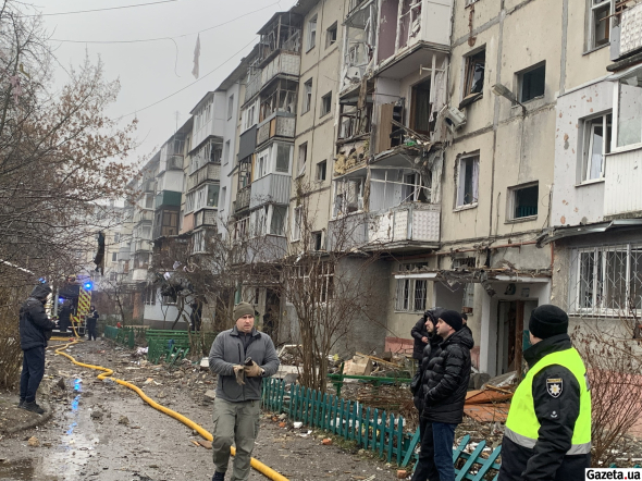 Повреждения в результате ракетной атаки, получили и соседние дома. Там выбиты окна, двери, снесены балконы и т.д.