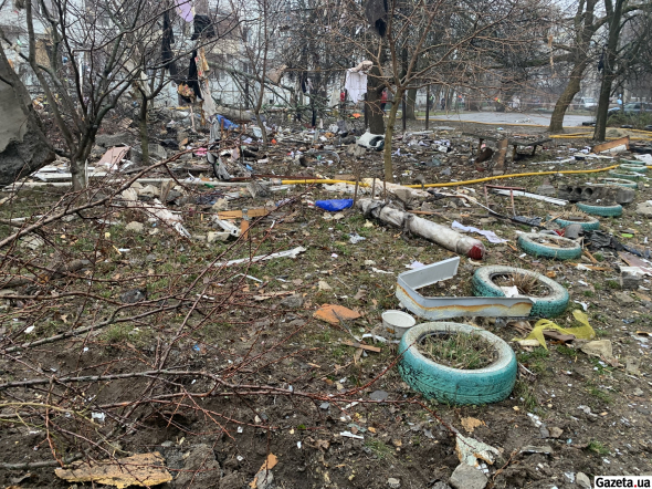 Уламки від вибуху розлетілися по прибудинковій території