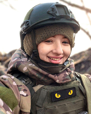 Яна ”Мультик” ЗАЛЕВСЬКА, 23 роки, військовослужбовиця. Народилася 13 березня 2001-го в Херсоні. Батько працював будівельником, 2015 року вступив до повітрянодесантних військ Збройних сил України. Мама працювала в центрі туризму. У рідному місті закінчила гімназію №3. ”У дитинстві любила співати, танцювати. Батьки мене ні в чому не обмежували: подобається театральна школа – будь ласка, танці – пробуй”. Вивчилася на кравця-закрійника. 2022 року записалася до української армії й разом із батьком служить у 59-й окремій штурмовій бригаді безпілотних систем імені Якова Гандзюка – до 2025 року 59-та окрема мотопіхотна бригада. Вісім місяців була бойовою медикинею. Ще півтора року воювала оператором FPV-дронів. Після важкого поранення проходить реабілітацію в Києві. Розлучена. Має 6-річну доньку