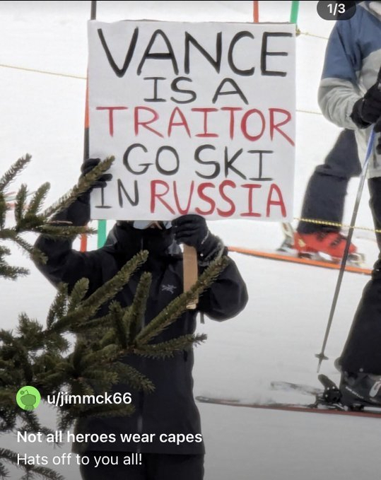 "Трамп служит Путину. Езжай кататься в Россию": сотни протестующих встретили Венса на лыжном курорте