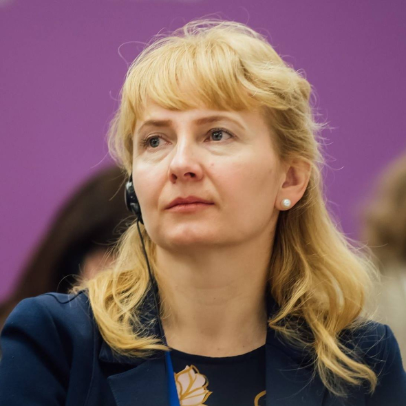 Освітня омбудсменка Надія Лещик: "в Україні на законодавчому рівні не заборонено користуватися  особистими ґаджетами у закладах освіти. Вчитель має право зробити зауваження лише у випадку, коли використання особистих ґаджетів заважає проведенню уроку".