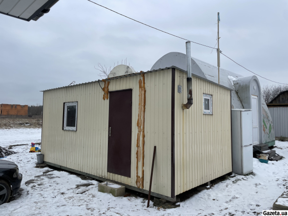 Вагончик, у якому родина проживала до того, як відбудували житло