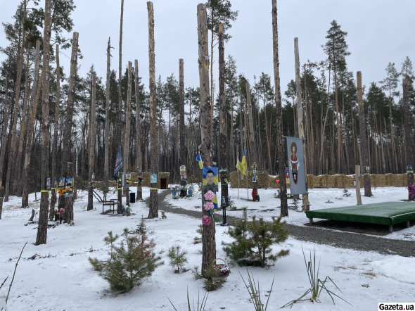 Фотографії загиблих військових символічно розмістили там, де були позиції захисників під час наступу росіян на Київ