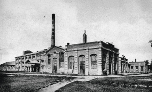 Городищенський цукрорафінадний комбінат побудували 1876 року. До того Федір Симиренко у спілці з братами Яхненками мали в Городищі на Черкащині невелику цукроварню