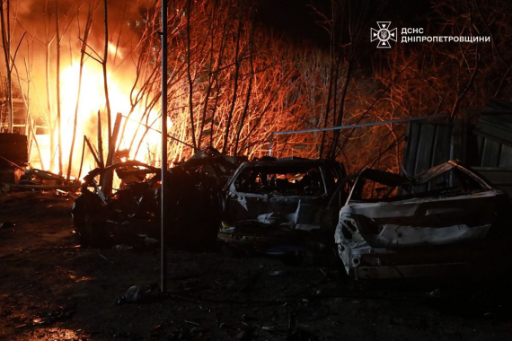 Удар дронів по Дніпру: знищені будівлі, понівечені авто, є поранені