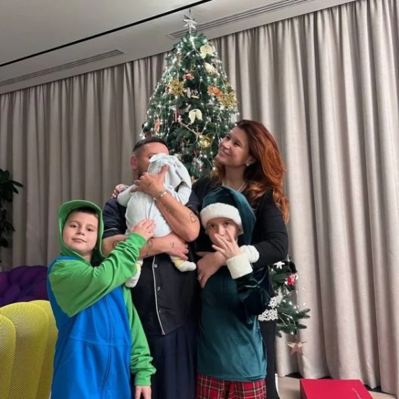 Дмитрий Монатик с семьей