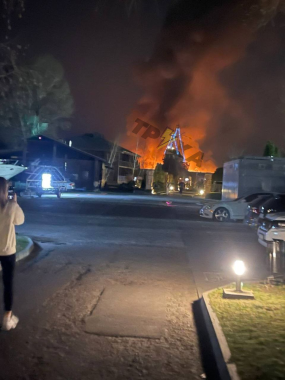 В Дніпрі внаслідок удару росіян горить готельно-розважальний комплекс