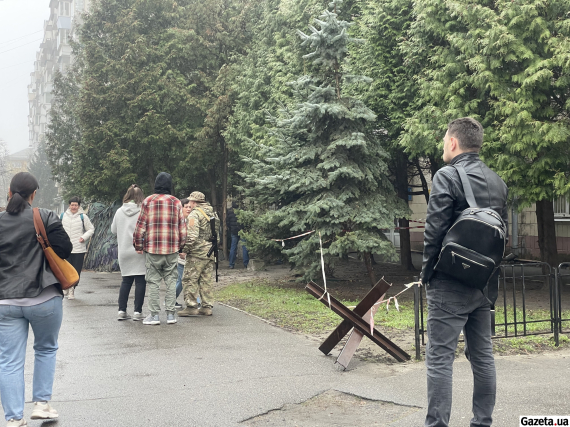 Частина прийшла за повісткою, інші - провести рідних