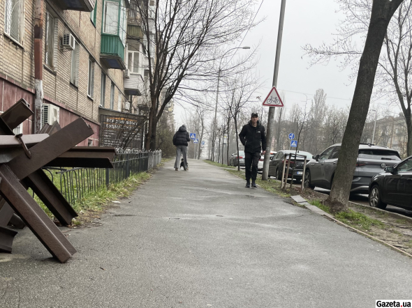У чергах - чоловіки, жінки, ветерани, студенти, батьки та дружини