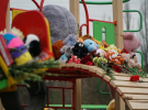 Люди приносили квіти і іграшки на місце загибелі дітей в Кривому Розі
