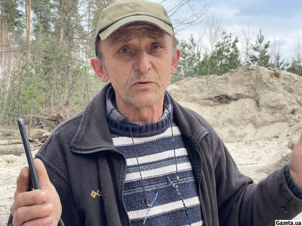 Олександр Наботов біля ділянки, де прокладено водовідвідну систему