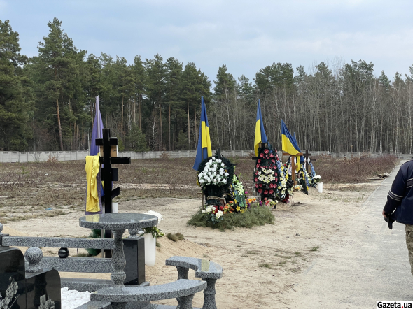 Поховання загиблих захисників на місцевому кладовищі у Мархалівці