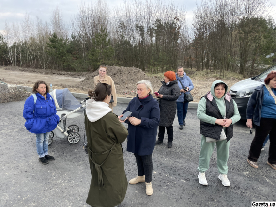 Група місцевих жителів чергує біля шлагбаума