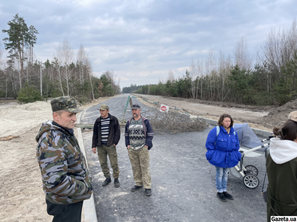 Група місцевих жителів чергує біля шлагбаума