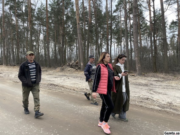 Місцеві мешканці показують місце, де проходить будівництво 