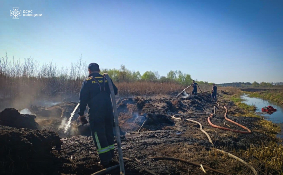 На Київщині масштабна пожежа на торфовищі: рятувальники працюють безперервно