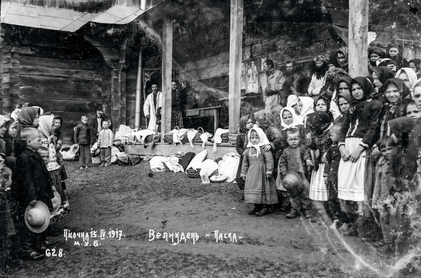 Люди зійшлися до церкви для освячення великодніх кошиків, село Пісочна – нині Стрийський район на Львівщині, 15 квітня 1917-го. У населеному пункті тоді розміщувалися бійці легіону Українських січових стрільців, які воювали у складі армії Австро-Угорщини проти Російської імперії. Церковну службу в Пісочній відвідував гурт старшин на чолі з отаманом Мироном Тарнавським. Саме військові зробили фото місцевих жителів біля храму