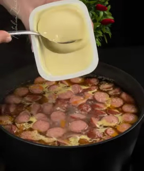 Сырный суп с колбасками: сытное блюдо, которое понравится всей семье