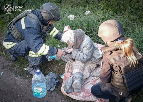 РФ вдарила по житловому сектору Сумщини: з-під завалів врятували жінку