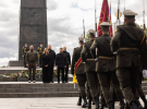 Зеленский с другими политиками посетил мемориал в Киеве
