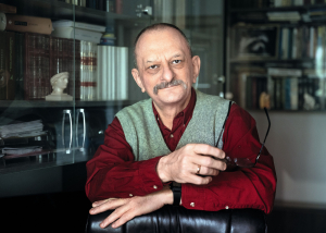 Олексій ПАНИЧ, 65 років, філософ, культуролог, перекладач. Народився 8 травня 1960-го в Одесі. Батько – математик, мати – геофізик. Навчався на філологічному факультеті Донецького університету. Працював на металургійному заводі й у шахті, викладав у Горлівському педагогічному інституті іноземних мов і Донецькому університеті. 1991-го з колегами організував і очолив Донецький гуманітарний інститут, пізніше – Гуманітарний інститут Донецького національного університету. Викладав у Seton Hall University, Сполучені Штати Америки. Стажувався в Оксфорді та Мічиганському університеті. Доктор філософських наук, кандидат філологічних наук. Переклав з англійської та французької кількадесят книжок – із філософії, теології, релігієзнавства. У шлюбі. Дружина Олена Панич – історикиня, релігієзнавиця. Живе в Києві