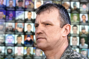 Ігор ”Тополя” МАЗУР, 52 роки, політик, правознавець, військовий. Народився 18 березня 1973-го в селі Пирогівці на Хмельниччині. Батько працював водієм, мати – продавчинею. Закінчив Черкаський національний університет імені Богдана Хмельницького за фахом ”Учитель історії” та правознавчий факультет Інституту післядипломної освіти Київського національного університету імені Тараса Шевченка. Був головою Київської обласної організації партії ”УНА-УНСО”. Працював у секретаріаті уповноваженого Верховної Ради України з прав людини. Учасник війни проти Росії в Абхазії на боці Грузії. Захищав зі зброєю в руках незалежність Ічкерії. Під час Помаранчевої революції – один із керівників охорони наметового містечка на Майдані Незалежності. У час Революції гідності – керівник ”Правого сектора” Київщини і начальник штабу 24 сотні Самооборони Майдану. Із травня 2014-го воює на Донбасі. Із 24 лютого 2022-го – командир роти 127 окремого батальйону 112 бригади тероборони Збройних сил України. Із серпня 2024-го – командир розвідувального взводу 126 стрілецького батальйону 112 бригади. Голова фан-клубу збірної України з футболу, член ультрас-клубу ”Динамо Київ”. Голова громадської організації ”Міжмор’я”. Лицар ордену Архистратига Михаїла Православної церкви України. У шлюбі вдруге. Дружина 40-річна Анастасія – юристка. Має доньку від першого шлюбу, 27-річну Ольгу, та синів-пластунів Ярослава, 15 років, і Мирослава, 12 років, – від другого. Слухає гурти ”Кому Вниз”, ”Рутенія”, ”Океан Ельзи”, Metallica, Deep Purple, Scorpions, класичну музику. Тимчасово живе на війні