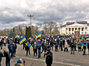 Люди вийшли на антиросійський мітинг в окупованій Новій Каховці Херсонської області, 6 березня 2022 року