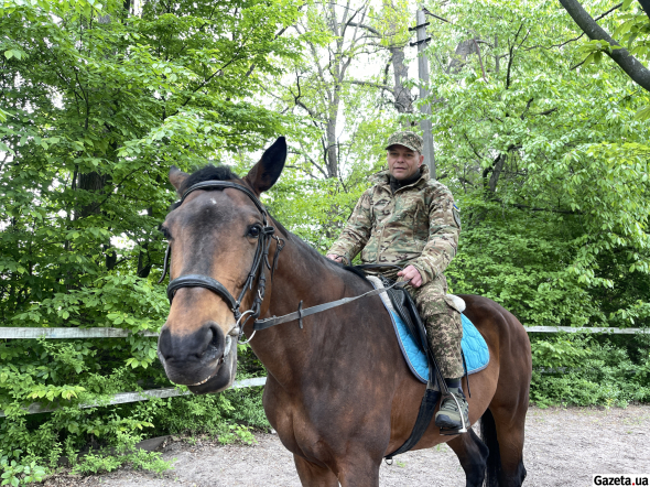 Під час тренування працюють кінь, вершник і фахівець із верхової їзди