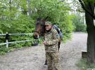 Боєць із позивним "Ірбіс" на занятті з верхової їзди. У Збройних силах із 2022 року, пройшов кілька ротацій на передовій