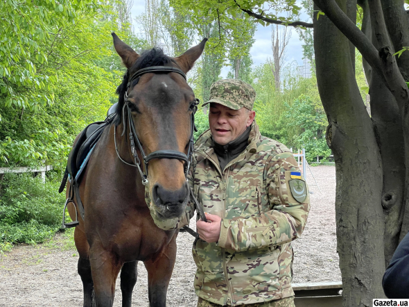 Військовий після тренування з кіньми. Заняття допомагає впоратись з емоційною напругою після служби