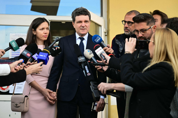 Переможець президентських перегонів у Румунії Нікушор Дан спілкується з журналістами одразу після голосування