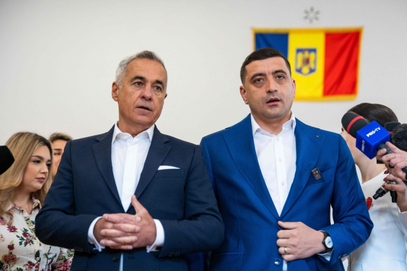 Проросійський кандидат Джордже Сіміон (праворуч) та Келін Джеорджеску є політичними соратниками. Обидва хотіли бути президентами. Перший програв вибори, а результати виборів другого скасував суд