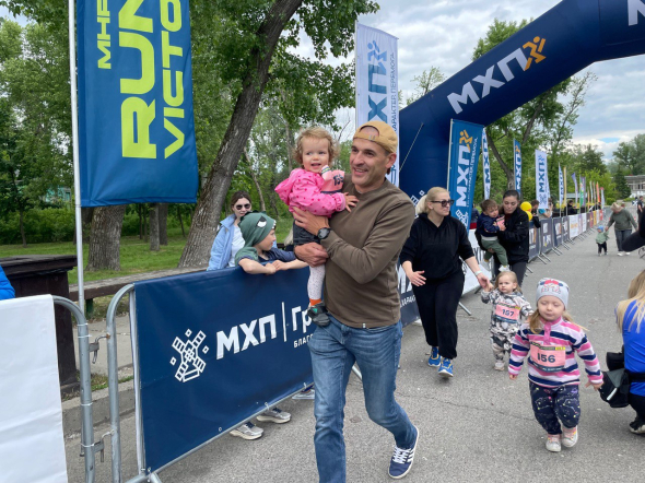 Євгеній та 14-місячна Анна Римаренко здолали 100-метрівку