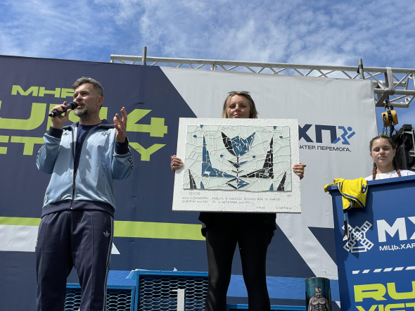 Картина з уламків скла від влучання по Держпрому в Харкові художниці Валентини Гук