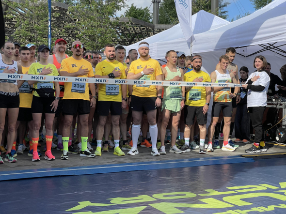 Учасники марафону співають гімн України