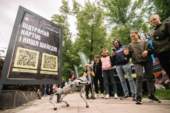 Військові привезли на марафон робота-собаку. Його використовують під час виконання бойових завдань