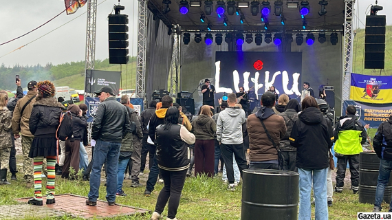 На головній сцені виступають рок-гурти, а ведучі проводять благодійний аукціон