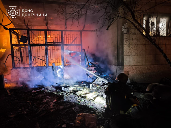 Оккупанты ударили по Донецкой области: спасатели ликвидируют последствия