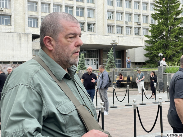 Брат погибшего Андрей Нелипа во время беседы с журналистами