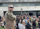 Присутствующие становятся на колено, когда гроб проносят мимо