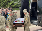 Военные несут гроб с телом Максима Нелипы в Центр культуры и искусств КПИ