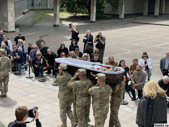 Військові несуть труну з тілом Максима Неліпи до Центру культури і мистецтв КПІ