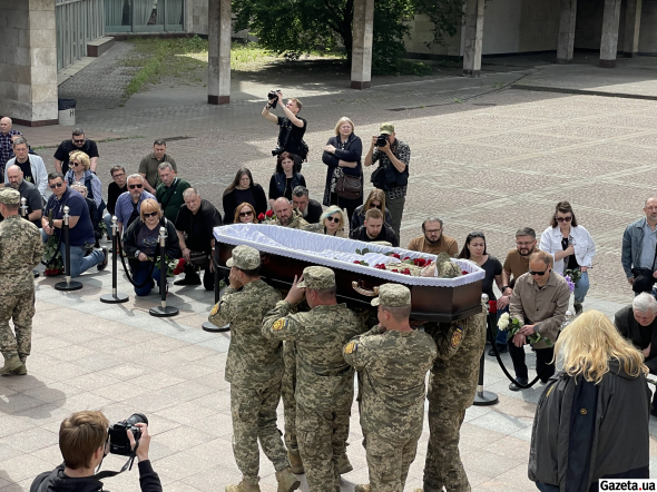 Военные несут гроб с телом Максима Нелипы в Центр культуры и искусств КПИ
