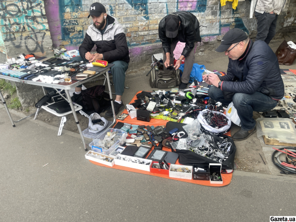 Серед техніки тут можна знайти ретро фотоапарати, старі телефони, магнітоли в машини