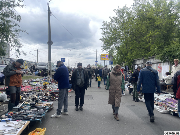 Ринок тягнеться через вулицю Вербова і до залізничних колій