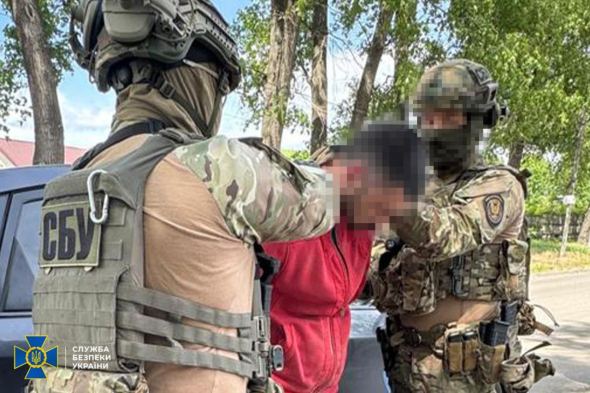 Працюючи таксистом, коригував удари РФ по Дніпру: СБУ затримала російського агента