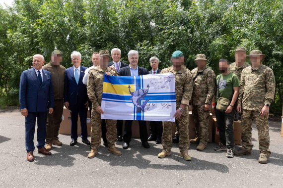 Петро Порошенко разом із західними політиками зустрівся в Одесі з військовими і передав їм партію дронів та техніки