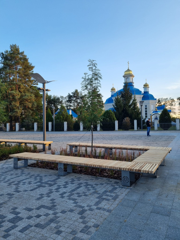 Центральная площадь Бобрицы с газонами, автоматическим поливом и скамейками