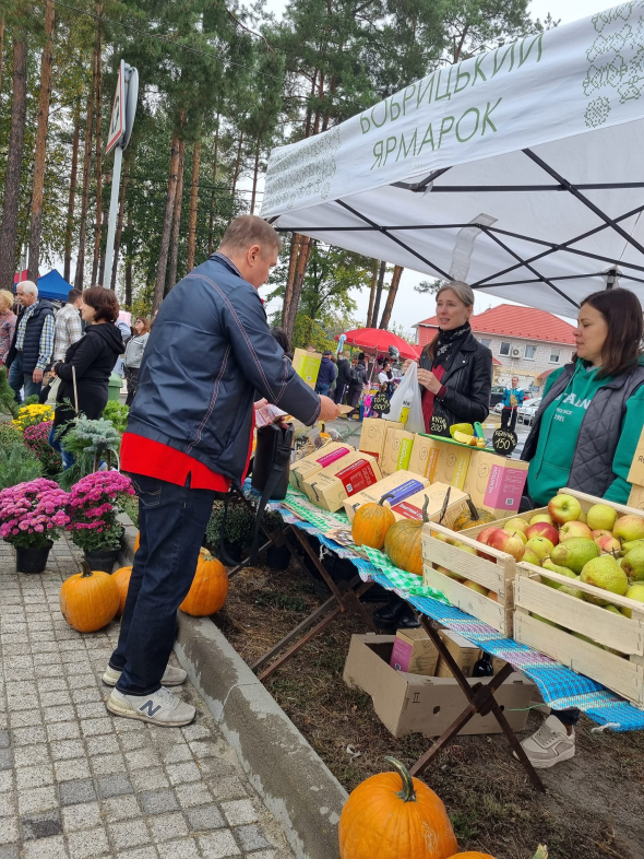 В Бобрице проводят ежемесячные благотворительные ярмарки. Часть собранных средств передается на нужды военных